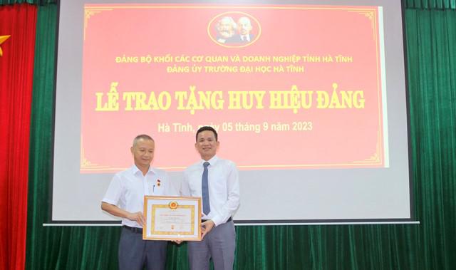 Trao huy hieu dang cho dc Hung 4